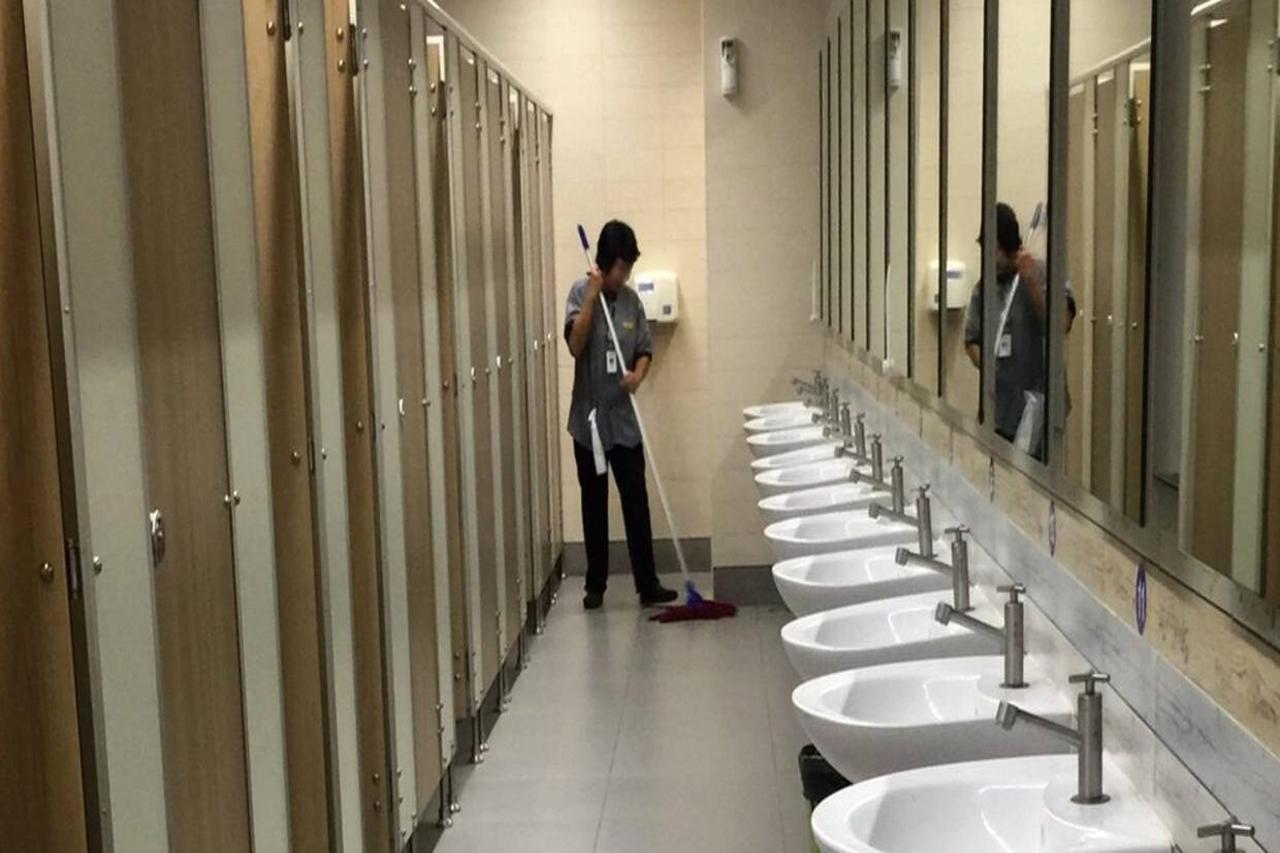 Defenda Seus Direitos: Apoio Jurídico para Profissionais de Limpeza de Banheiros com Grande Circulação